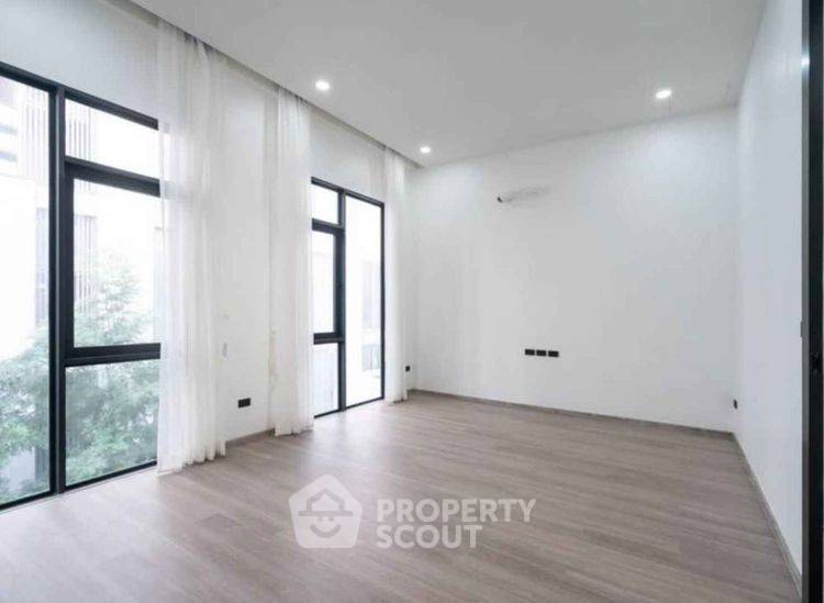 รูป ทาวน์เฮาท์ 4-ห้องนอน ใกล้ BTS นานา (ID 2430835) - รูปที่ 3/17