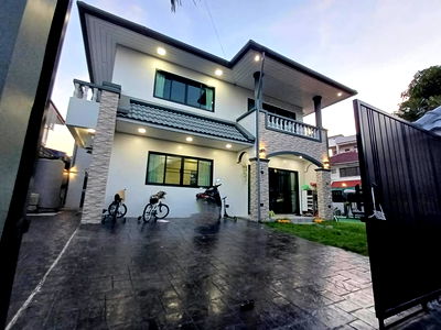 เช่าบ้านเดี่ยว วิทยาลัยดุสิตธานี : ให้เช่าบ้านเดี่ยว หมู่บ้านฐานทอง 75000 เฉลิมพระเกียรติ ร.9 ซอย 54 ใกล้ เมกกะ บางนาสวนหลวงร.9  ขนาด 64ตรว. 4ห้องนอน 1ห้องทำงาน 4ห้องน้ำ