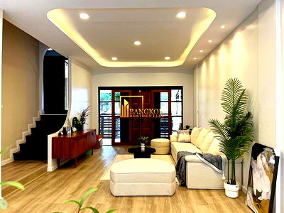 เช่าทาวน์โฮม เขตวัฒนา : Modern 6 Bedroom Townhouse For Rent in Phra Khanong Area - BR49070TH