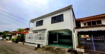 เช่าบ้านเดี่ยว ลาดพร้าวตอนกลาง โชคชัย 4 ลาดพร้าว 71 นาคนิวาส : ให้ เช่า บ้านเดี่ยว 2 ชั้น หมู่บ้านระเบียงทอง 4 - 50 ตร.ว. ซอยนาคนิวาส 44 ใกล้เดอะคริสตัลพาร์ค เอกมัย–รามอินทรา