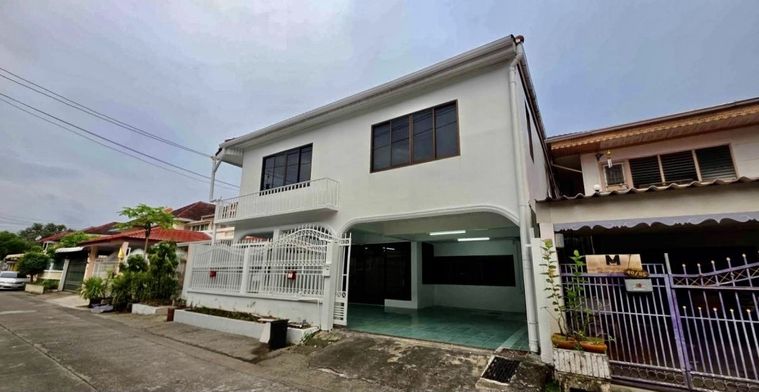 ให้ เช่า บ้านเดี่ยว 2 ชั้น หมู่บ้านระเบียงทอง 4 - 50 ตร.ว. ซอยนาคนิวาส 44 ใกล้เดอะคริสตัลพาร์ค เอกมัย–รามอินทรา