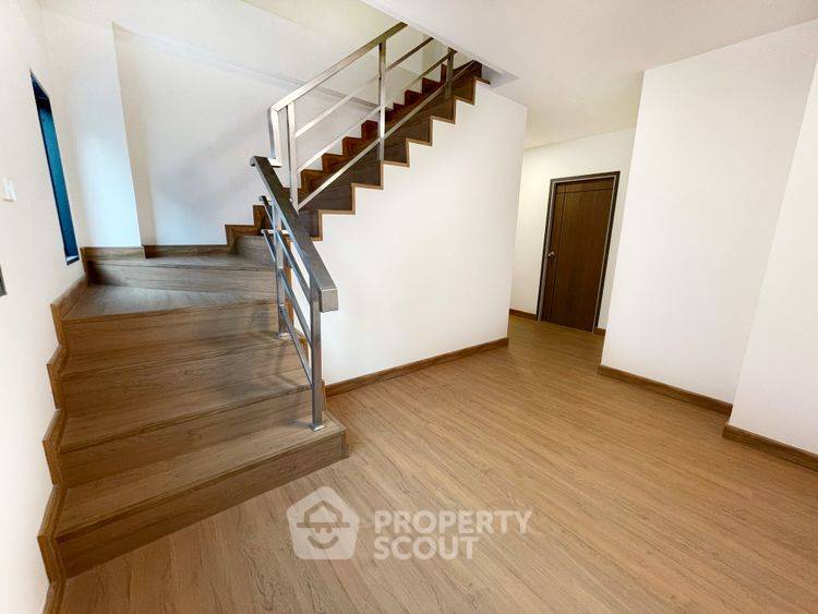 รูป ทาวน์เฮาท์ 3-ห้องนอน ใน สวนใหญ่ (ID 2430856) - รูปที่ 10/15