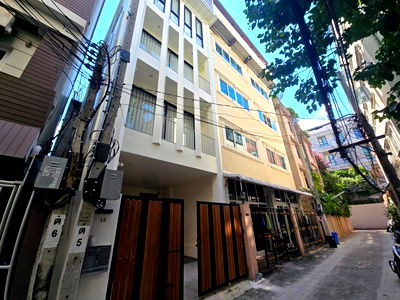 เช่าทาวน์โฮม ไอคอนสยาม : ทาวน์เฮาส์ 5 ชั้น ตกแต่งใหม่ พื้นที่ 240 ตร.ม. 3 ห้องนอน วิวเมืองแบบพาโนรามาจากดาดฟ้า เดินเพียง 5 นาทีถึงสถานีรถไฟฟ้า BTS เซนต์หลุยส์  