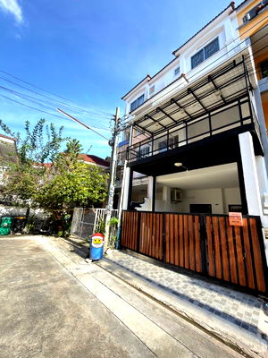 เช่าทาวน์โฮม ถนนพัฒนาการ : 🏡บ้านสวยรีโนเวทใหม่ทั้งหลัง พร้อมเข้าอยู่!ทำเลใจกลางเมือง สุขุมวิท 77 / พัฒนาการ 38 3 ห้องนอน 3 ห้องน้ำ เดินทางง่าย ใกล้ MRT หัวหมาก 