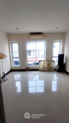 Townhouses for sale วิทยาลัยเทคนิคราชสิทธาราม : 3-BR Townhouse in Bang Bon Nuea (ID 2430991)