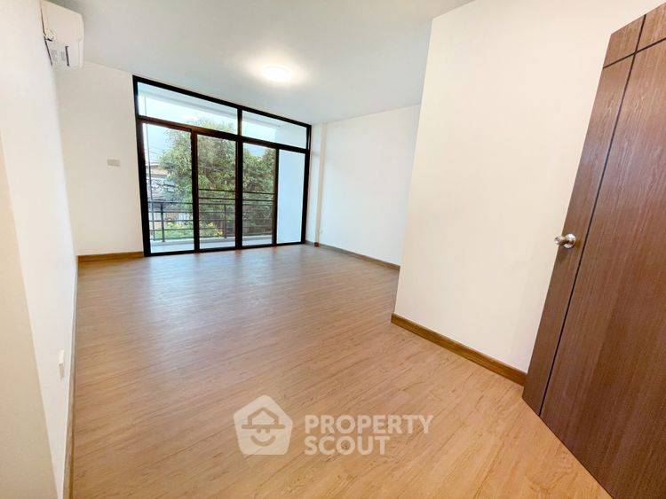 รูป ทาวน์เฮาท์ 3-ห้องนอน ใน สวนใหญ่ (ID 2430856) - รูปที่ 7/15