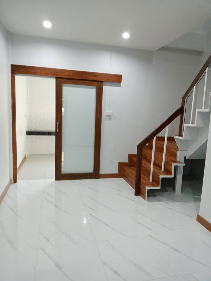 รูป Hot Deal! ขายบ้านทาวน์เฮ้าส์ 2 ชั้น รีโนเวทใหม่สไตล์มินิมอล ทำเลรามคำแหง 106 - รูปที่ 12/24