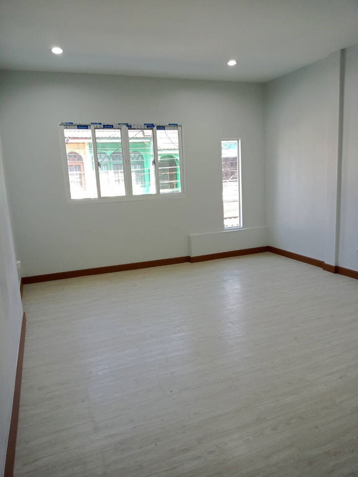 รูป Hot Deal! ขายบ้านทาวน์เฮ้าส์ 2 ชั้น รีโนเวทใหม่สไตล์มินิมอล ทำเลรามคำแหง 106 - รูปที่ 4/24