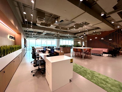 Office for rent วิทยาลัยพณิชยการเชตุพน : Luxury offices at Kingbridge Tower in central Bangkok, near Bhumibol Bridge, with modern workspaces, ideal for short-term or long-term headquarters.