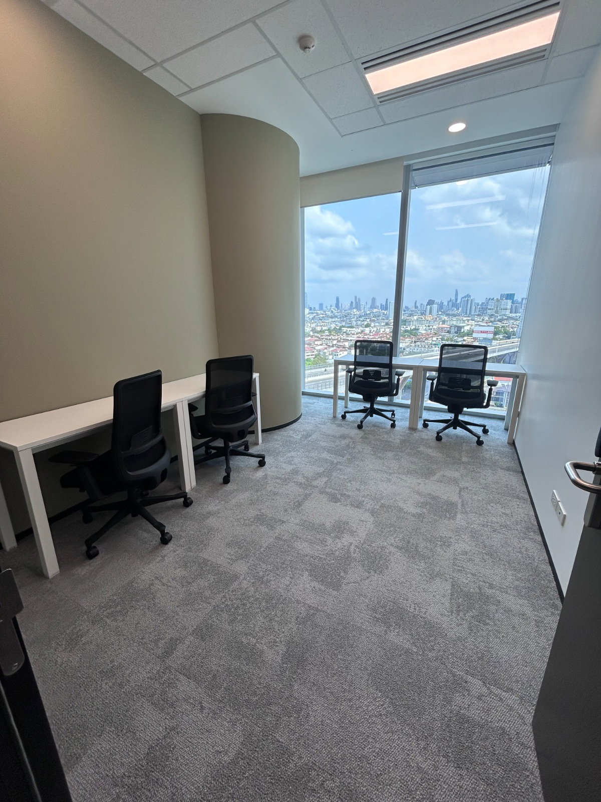 สำนักงานหรูบน Kingbridge Tower ใจกลางกรุงเทพ ใกล้สะพานภูมิพล พื้นที่ทำงานทันสมัย เหมาะทั้งระยะสั้นและสำนักงานใหญ่ระยะยาว