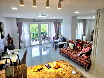 Condos for sale 700 Year Sports Arena Chiang Mai : Hillside4 Condo for  Sale! SPACIOUS UNIT ,1bedroom, Walkable to Nimman ,Maya Shopping Mall,Near Cmu