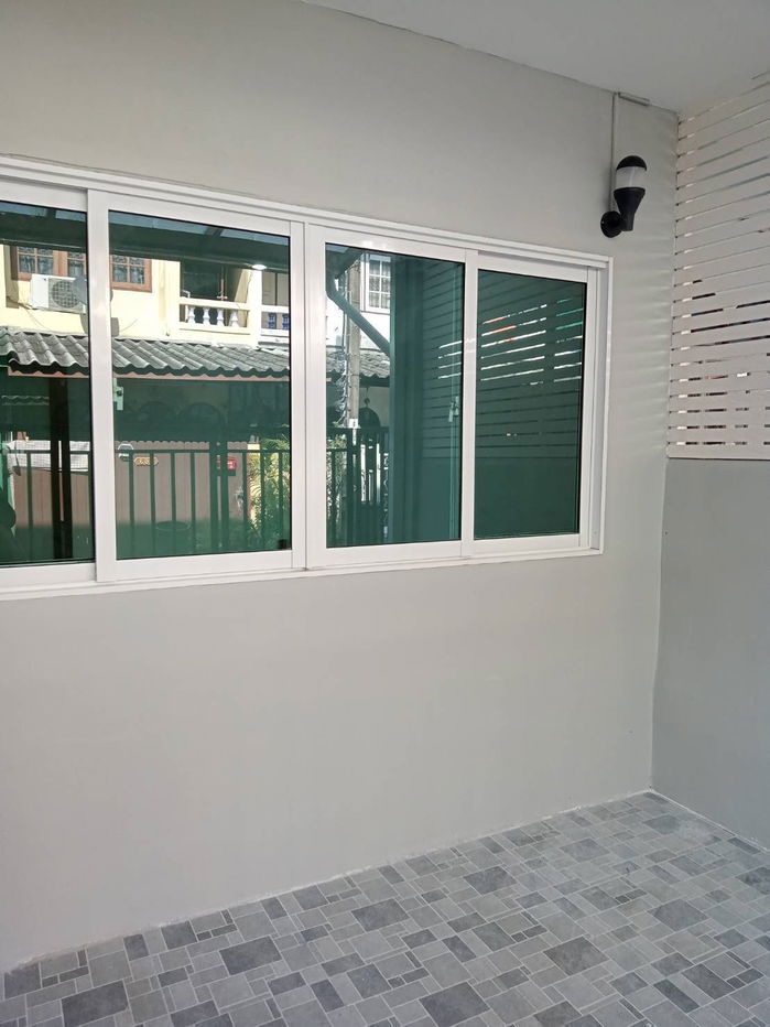 รูป Hot Deal! ขายบ้านทาวน์เฮ้าส์ 2 ชั้น รีโนเวทใหม่สไตล์มินิมอล ทำเลรามคำแหง 106 - รูปที่ 23/24