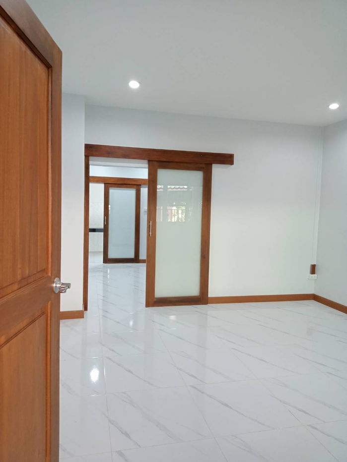 รูป Hot Deal! ขายบ้านทาวน์เฮ้าส์ 2 ชั้น รีโนเวทใหม่สไตล์มินิมอล ทำเลรามคำแหง 106 - รูปที่ 10/24