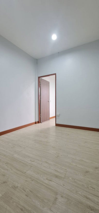 รูป Hot Deal! ขายบ้านทาวน์เฮ้าส์ 2 ชั้น รีโนเวทใหม่สไตล์มินิมอล ทำเลรามคำแหง 106 - รูปที่ 21/24