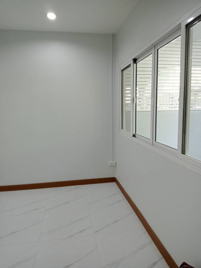 รูป Hot Deal! ขายบ้านทาวน์เฮ้าส์ 2 ชั้น รีโนเวทใหม่สไตล์มินิมอล ทำเลรามคำแหง 106 - รูปที่ 11/24