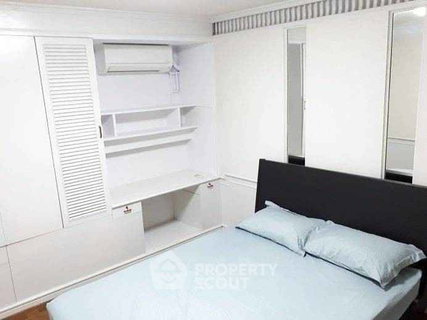 1-BR Condo at I.T.F. Silom Palace Condominium near BTS Chong Nonsi (ID 662897)