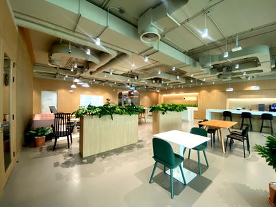 Office for rent วิทยาลัยพณิชยการเชตุพน : Luxury offices at Kingbridge Tower in central Bangkok, near Bhumibol Bridge, with modern workspaces, ideal for short-term or long-term headquarters.