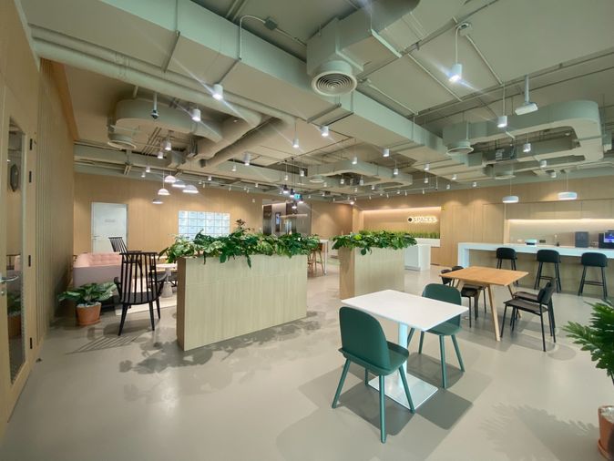 Luxury offices at Kingbridge Tower in central Bangkok, near Bhumibol Bridge, with modern workspaces, ideal for short-term or long-term headquarters.