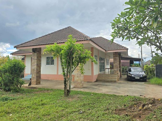 Single storey house for rent with 3 bedrooms,2 toilets and 1 kitchen. 
