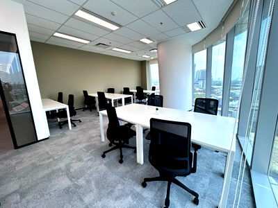 Office for rent วิทยาลัยพณิชยการเชตุพน : Luxury offices at Kingbridge Tower in central Bangkok, near Bhumibol Bridge, with modern workspaces, ideal for short-term or long-term headquarters.