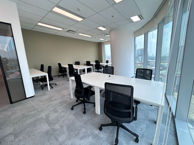 Luxury offices at Kingbridge Tower in central Bangkok, near Bhumibol Bridge, with modern workspaces, ideal for short-term or long-term headquarters.