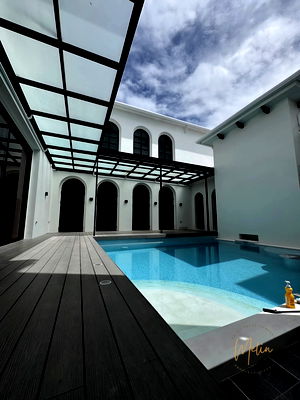 บ้านเดี่ยว ชลบุรี : คฤหาสน์หรูสไตล์เมดิเตอร์เรเนียน 6 ไร่ • พื้นที่ใช้สอย 1,626 ตร.ม. • สระ Courtyard