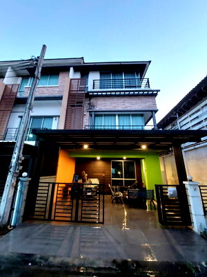 ทาวน์โฮม กรุงเทพมหานคร : ขายด่วน..ทาวน์โฮม 3 ชั้น ทาวน์พลัส เกษตร- นวมินทร์ เนื้อที่ 32 ตรว.ราคา 4.8 ล้าน