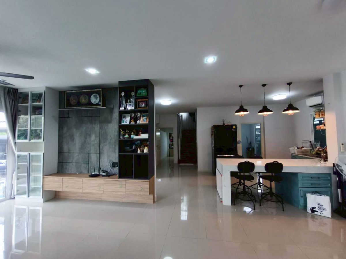 picture "Rare Item! Spacious land plot of 172 sq.wah, featuring a highly functional house layout with over 350 sq.m. of usable area. - 2/14