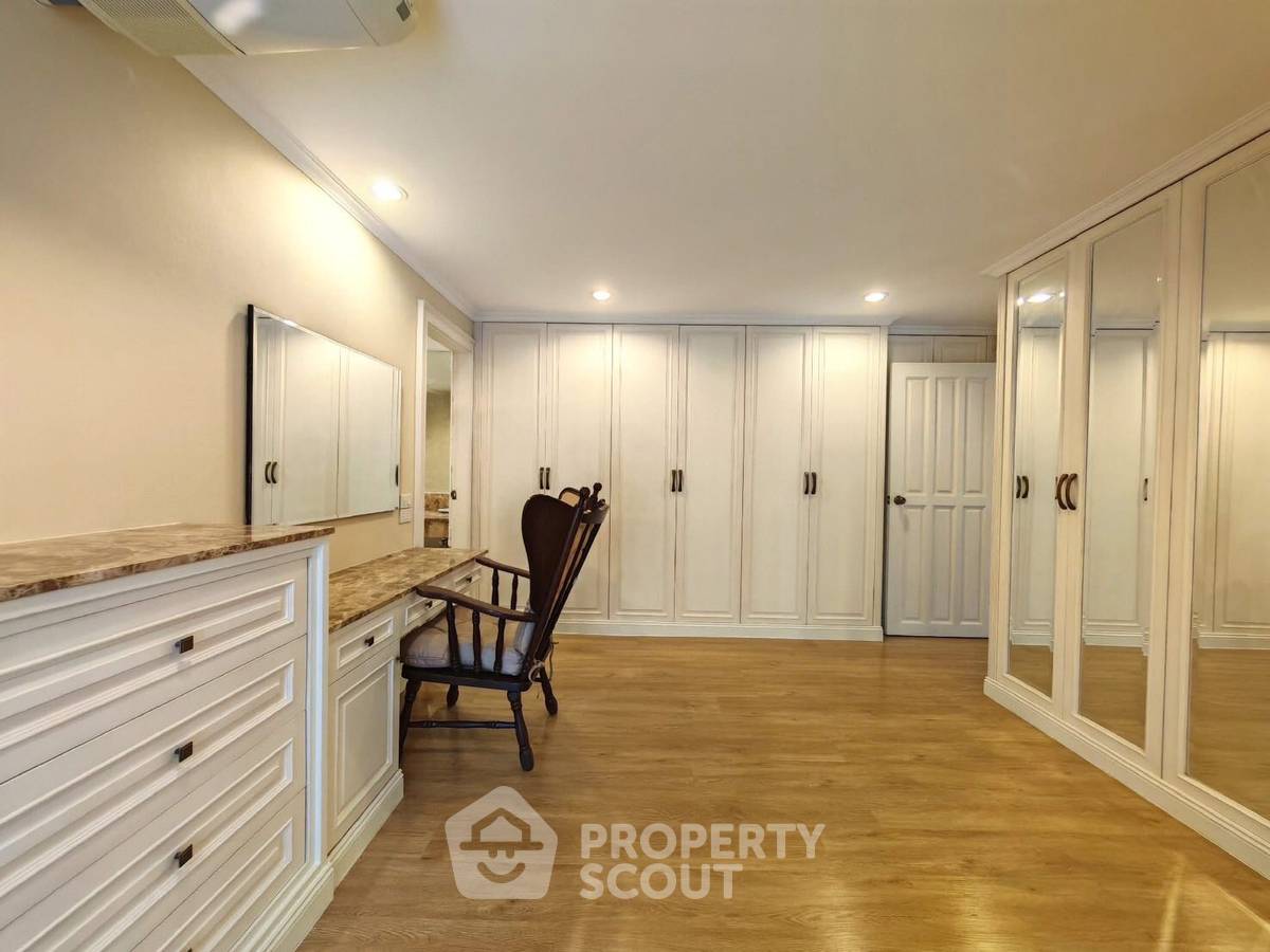 picture 2-BR Condo at La Maison Ruamrudee near BTS Phloen Chit (ID 2327479) - 9/25