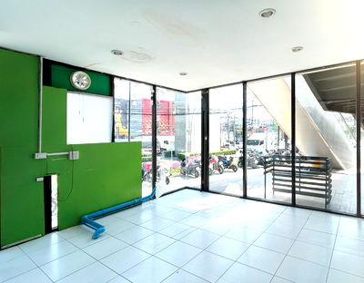 เช่าพื้นที่ขายของ สถาบันเทคโนโลยีพระจอมเกล้าเจ้าคุณทหารลาดกระบัง : พื้นที่ค้าปลีกให้เช่า ที่ ไอเพลส ลาดกระบัง ติดนิคมฯลาดกระบัง ขนาด 18 ตร.ม. ราคา 14,806 บาทต่อเดือน มีที่จอดรถ