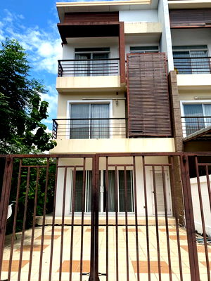 เช่าทาวน์โฮม คริสตัล ดีไซน์ เซ็นเตอร์ : ให้เช่า ทาวน์โฮม 3 ชั้น หมู่บ้านบุณณดา ซ.ประดิษฐ์มนูธรรม 3 ห้องนอน 4 ห้องน้ำ