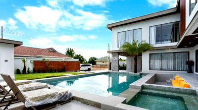 Houses for sale Chonburi : Thai Name - 7 Bedrooms Private Pool Villa for sale in Huay Yai HE0026