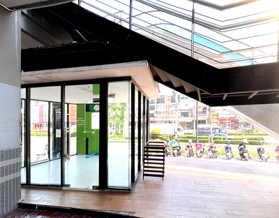 เช่าสำนักงาน สถาบันเทคโนโลยีพระจอมเกล้าเจ้าคุณทหารลาดกระบัง : สำนักงานให้เช่า ที่ ไอเพลส ลาดกระบัง ติดนิคมฯลาดกระบัง ขนาด 18 ตร.ม. ราคา 11,845 บาทต่อเดือน มีที่จอดรถ