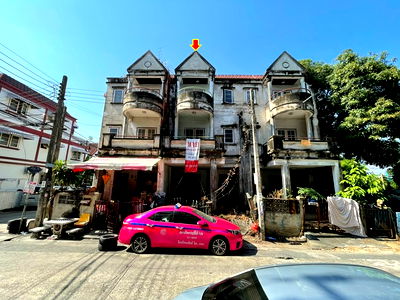 ทาวน์โฮม กรุงเทพมหานคร : ขาย ทาวเฮ้าส์ 3 ชั้น (ตามสภาพ)  ถนนเสรีไทย ซอย 32   เนื้อที่ 20 ตารางวา 