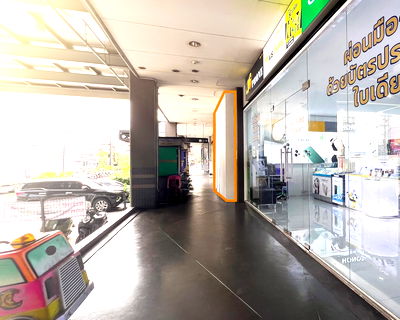 เช่าพื้นที่ขายของ สถาบันเทคโนโลยีพระจอมเกล้าเจ้าคุณทหารลาดกระบัง : พื้นที่ค้าปลีกให้เช่า ที่ ไอเพลส ลาดกระบัง ติดนิคมฯลาดกระบัง ขนาด 57 ตร.ม. ราคา 47,942  บาทต่อเดือน มีที่จอดรถ