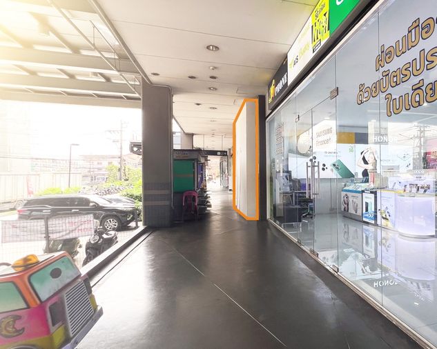 พื้นที่ค้าปลีกให้เช่า ที่ ไอเพลส ลาดกระบัง ติดนิคมฯลาดกระบัง ขนาด 57 ตร.ม. ราคา 48,500  บาทต่อเดือน มีที่จอดรถ