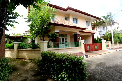 Houses for rent : A house for rent with 4 bedrooms, 4  toilets and 2 kitchens.