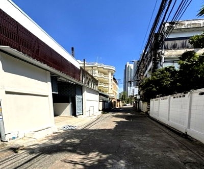 เช่าโรงงาน วิทยาลัยกาญจนาภิเษกช่างทองหล่อ : ให้เช่าโกดังพร้อมสำนักงาน Renovate ใหม่ / ทำเล เจริญนคร คลองสาน ซอยเจริญรัถ /พื้นที่ใช้สอย 320 ตารางเมตร / เหมาะเก็บของ , ขายของ online , อื่น ๆ