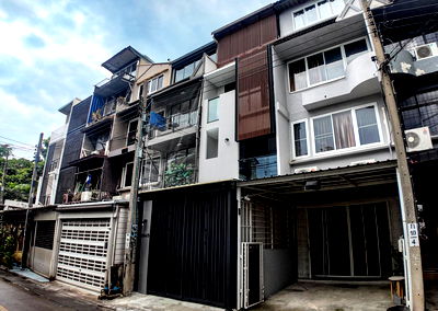ทาวน์โฮม กรุงเทพมหานคร : S841 🏡✨ ทาวน์โฮมรีโนเวทใหม่ทั้งหลัง – ทำเลทองใจกลางสุขุมวิท 65 กล้ BTS เอกมัย เพียง 1 กม. ราคาพิเศษ 10.9 ล้านบาทเท่านั้น