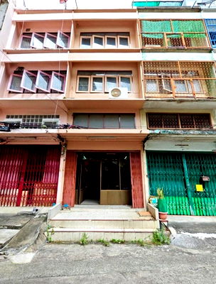 Townhouses for sale วิทยาลัยพยาบาลเซนต์หลุยส์ : For sale: 3-story shophouse in Soi Chan 18/7, Intersection 6 — just 20 meters from the main road. Excellent location close to Sathorn and Silom