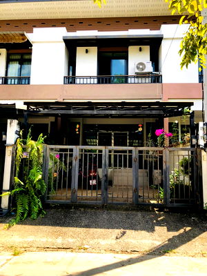 เช่าทาวน์โฮม สถาบันเทคโนโลยีราชมงคลวิทยาเขตพายัพ : ให้เช่าทาวน์โฮมสองชั้น  2 ห้องนอน 3 ห้องน้ำ 1 ห้องรับแขก 1 ห้องครัว  1  ที่จอดรถ