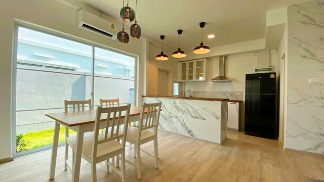 รูป อินดี้ 2 บางนา รามคำแหง2 รร.นานาชาติคอนคอร์เดียน 2.9 กม.ให้เช่าทาวน์โฮมหรู 3 ชั้นหลังมุมใต้หลังคาสวยงาม พร้อมสวนด้านข้างกว้างขวาง - รูปที่ 3/8