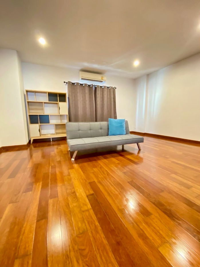 รูป ขายทาวน์โฮมหรู 3 ชั้น (หลังริม) โพธิ์แก้วเพลส ลาดพร้าว 101 – นวมินทร์ | หลังใหญ่ 32 ตร.วา | ทำเลปากซอย เดินทางสะดวก เหมาะทั้งอยู่อาศัยและทำโฮมออฟฟิศ - รูปที่ 9/20