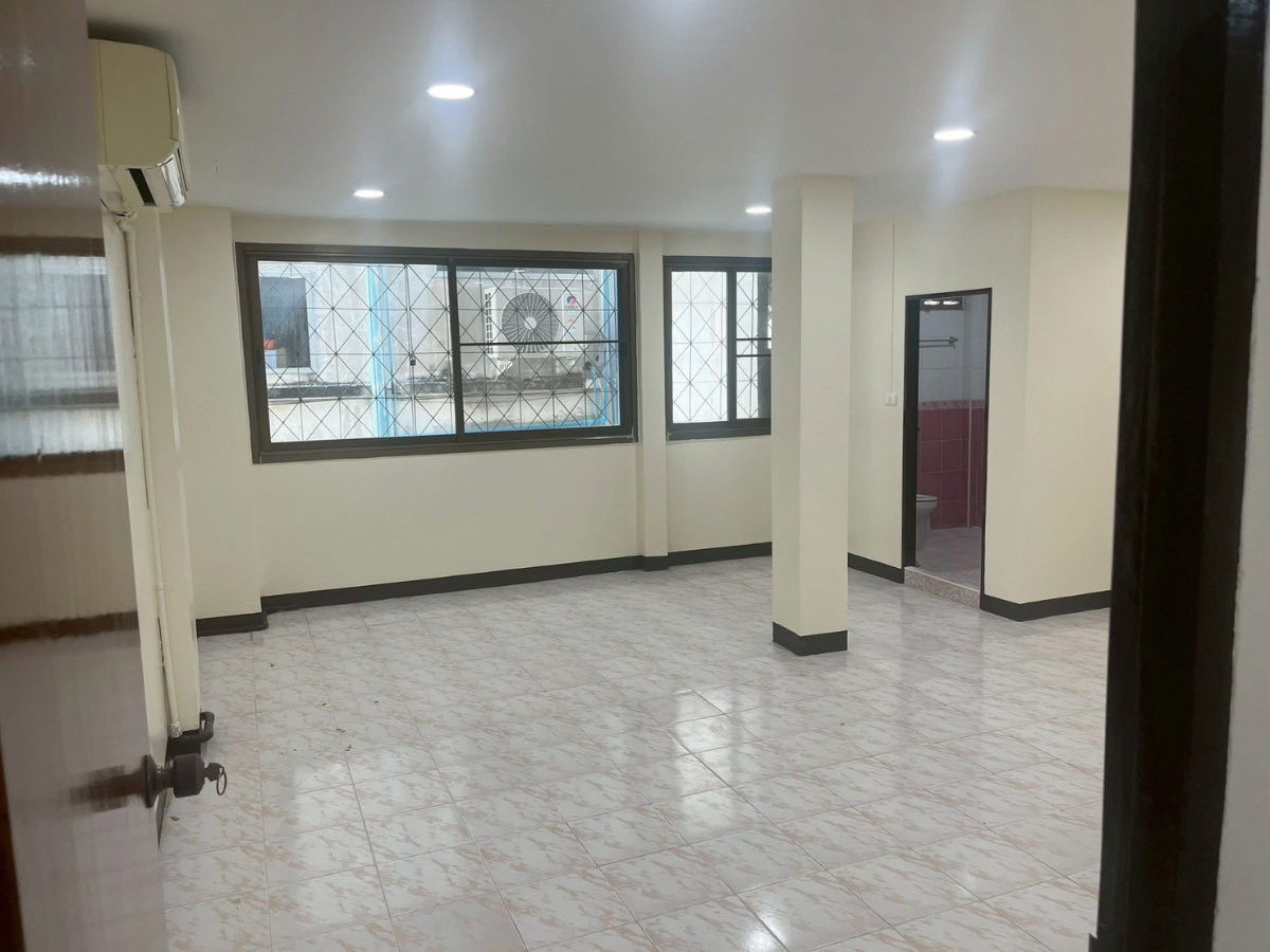 รูป 🏡ให้เช่าทาวน์เฮ้าส์กว้าง ทำเลดีมาก ใกล้ BTS พระโขนง–อ่อนนุช เดินไปรถไฟฟ้าได้จริง! 3 ห้องนอน 3 ห้องน้ำ พร้อมแอร์ ปั๊มน้ำ - รูปที่ 4/8