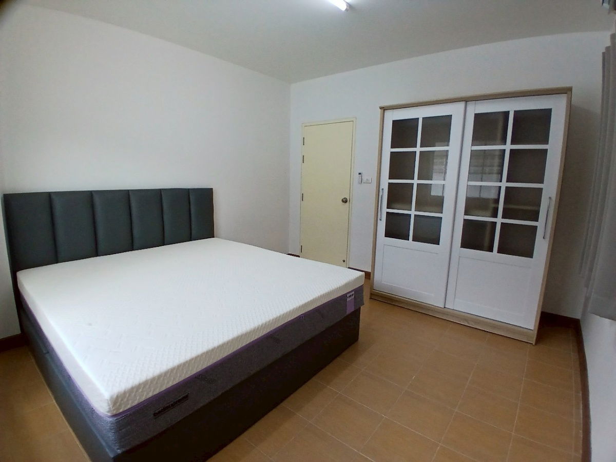 รูป ให้เช่าบ้านเดี่ยวใหม่ ถ.เฉลิมพระเกียรติ ร.9 ใกล้สวนหลวง โทร.099-998-3897 - รูปที่ 22/28