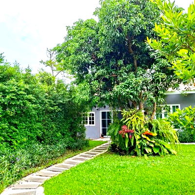 เช่าบ้านเดี่ยว นิคมเกตเวย์ซิตี้ : รร.วัดหัวสำโรง 1.6 กม. ให้เช่าบ้านรีสอร์ทสุดหรู แปลงยาว ฉะเชิงเทรา พร้อมพื้นที่สวนขนาดเล็ก 300 ตร.วา. 900 ตร.ม. จัดเต็มเฟอร์ฯ