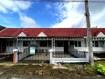 ทาวน์โฮม เชียงใหม่ : ขายถูก บ้านทาวเฮาส์ชั้นเดียว เฟอร์นิเจอร์ครบพร้อมเข้าอยู่ อ.หางดง จังหวัดเชียงใหม่ 19.5 ตร.ว.