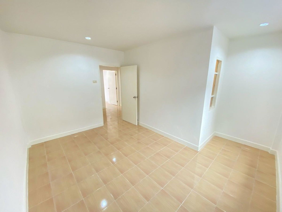 รูป ทาวน์เฮ้าส์ รีโนเวทใหม่ หมู่บ้าน เค.ซี.รามอินทรา 1 ซอยย่อย17 สามวาตะวันตก คลองสามวา แถมเฟอร์นิเจอร์ พร้อมอยู่ - รูปที่ 13/17