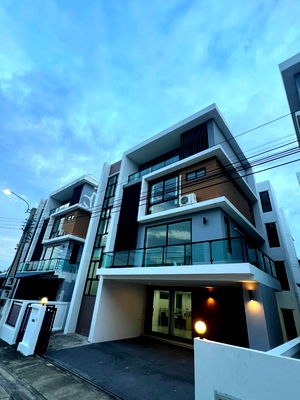 โฮมออฟฟิศให้เช่า : HR3016ให้เช่าโฮมออฟฟิศ 3 ชั้น ย่านกิ่งแก้ว ใกล้สนามบินสุวรรณภูมิ ทำเลเดินทางสะดวก เหมาะทำออฟฟิศ