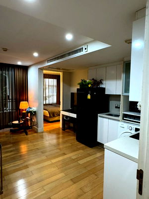 ขายคอนโด : คอเลสซิโอ สาทร-พิพัฒน์ 1 ห้องนอน พร้อมอยู่ ราคาถูก Line: toeyapiwat88